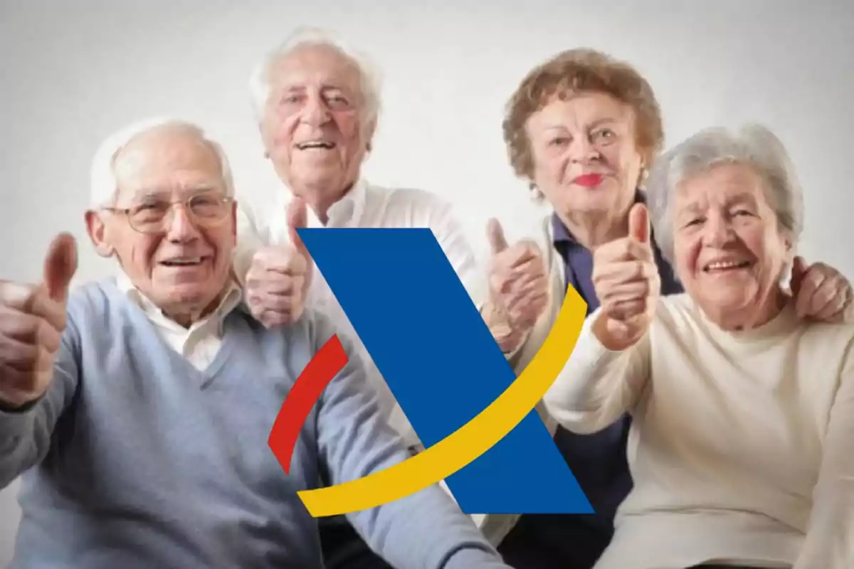 Un grupo de personas mayores sonrientes mostrando pulgares arriba con el logotipo de la Agencia Tributaria superpuesto.