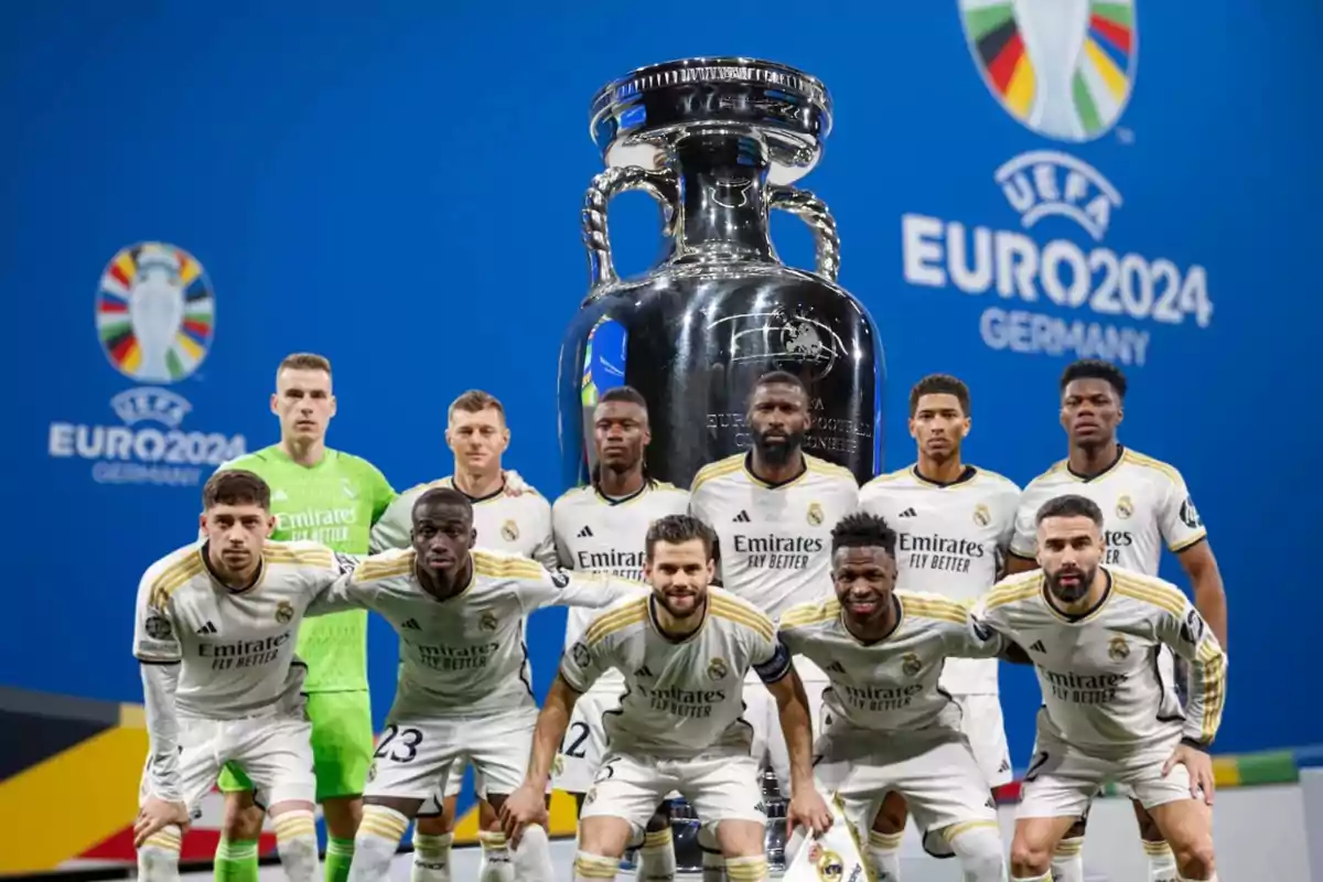 El once titular del Real Madrid y de fondo el trofeo de la Eurocopa