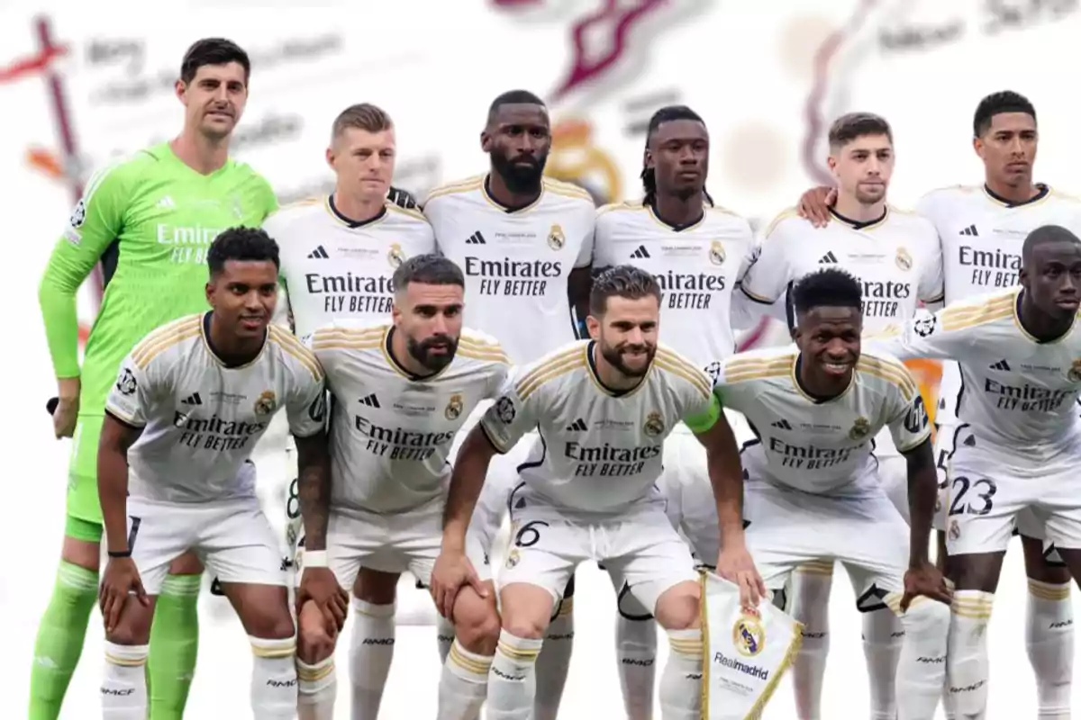 Jugadores de fútbol del Real Madrid posando para una foto de equipo antes de un partido