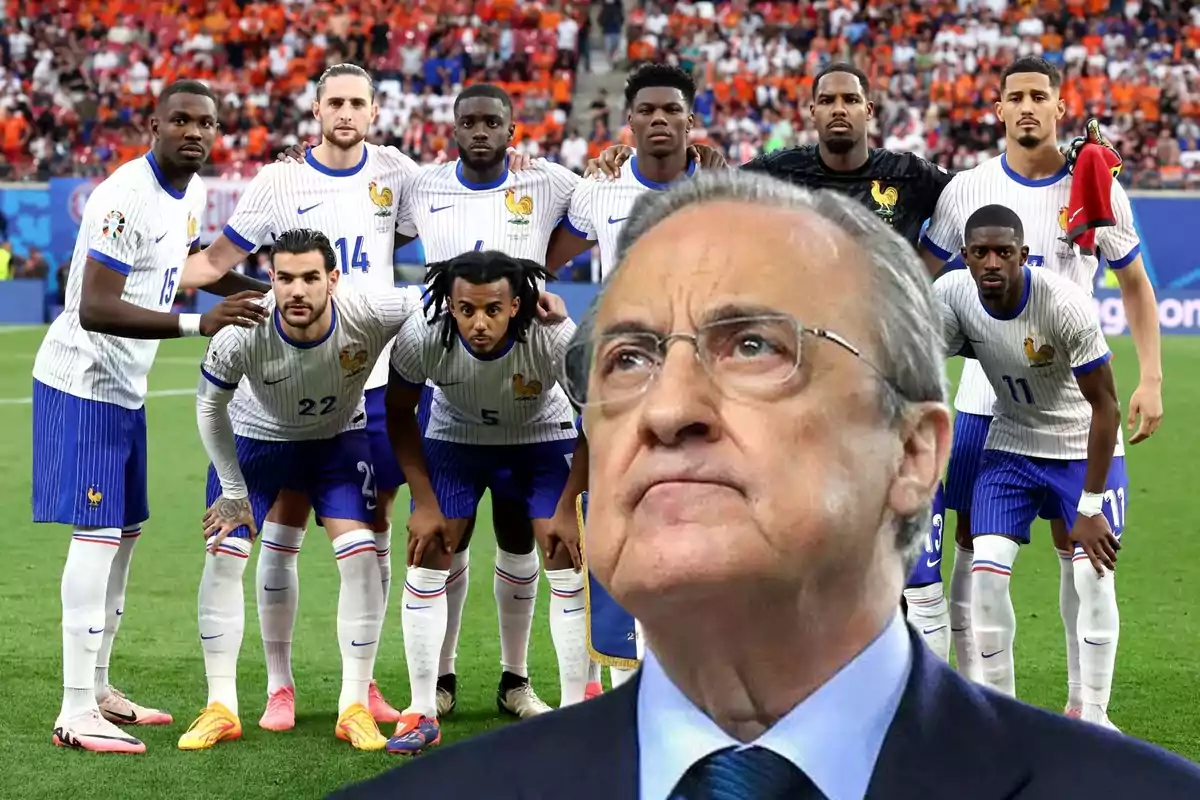 Un grupo de jugadores de fútbol con uniformes de la selección de Francia posando en el campo, con un hombre mayor en primer plano mirando hacia arriba.