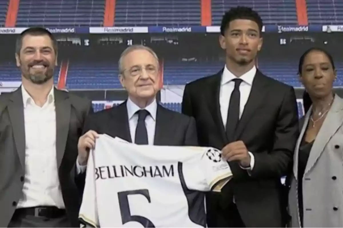 Un grupo de personas posando con una camiseta de fútbol que tiene el nombre "Bellingham" y el número 5, en un estadio de fútbol.