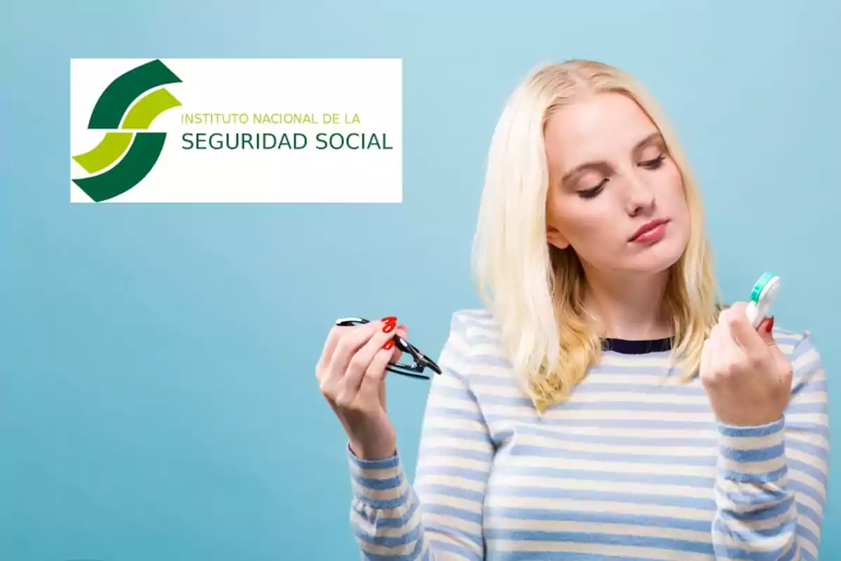 Una mujer rubia con suéter de rayas sostiene un estuche de lentes de contacto y unas gafas, junto al logotipo del Instituto Nacional de la Seguridad Social.