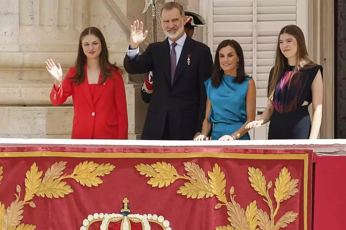 Felipe VI, Junto a Letizia Ortiz y sus hijas Leonor y Sofía saludando desde un balcón engalanado