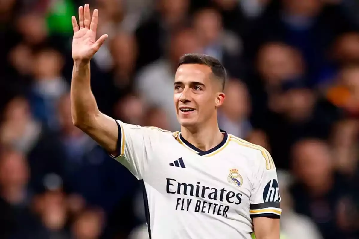 Lucas Vázquez saludando en un partido con la camiseta del Real Madrid