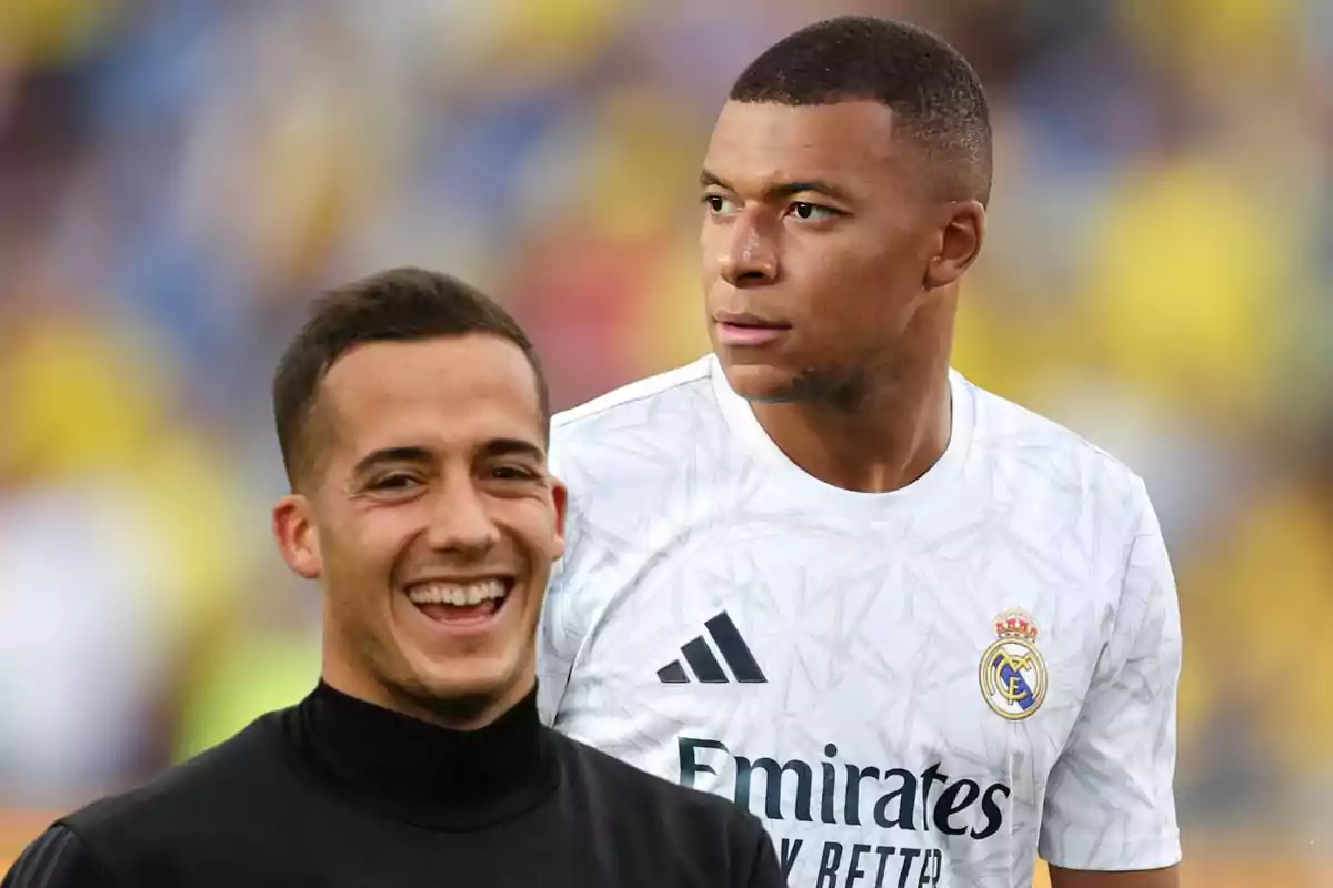 Dos jugadores de fútbol con uniformes del Real Madrid, uno sonriendo y el otro mirando hacia un lado.