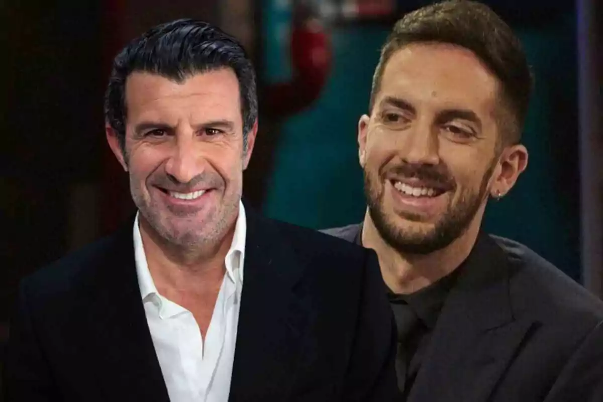 Dos hombres sonrientes con barba y traje oscuro en un fondo oscuro.