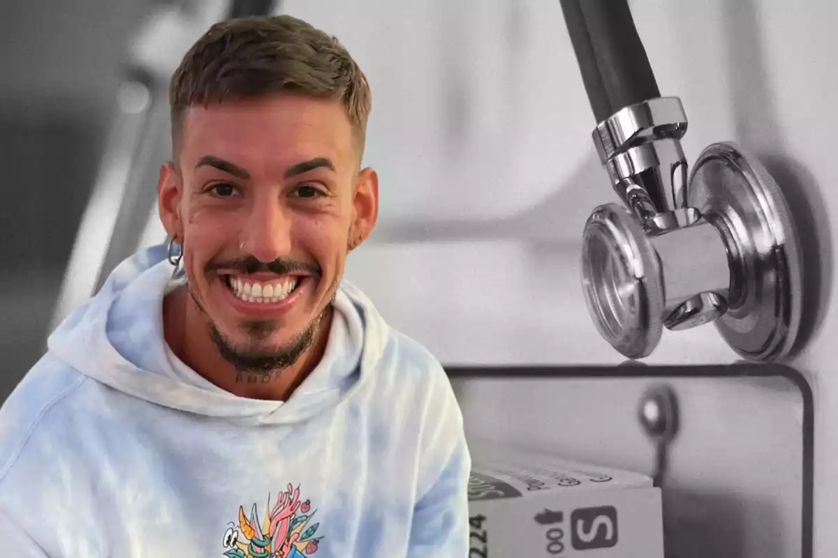 Un hombre sonriente con una sudadera clara y un fondo que muestra un estetoscopio.