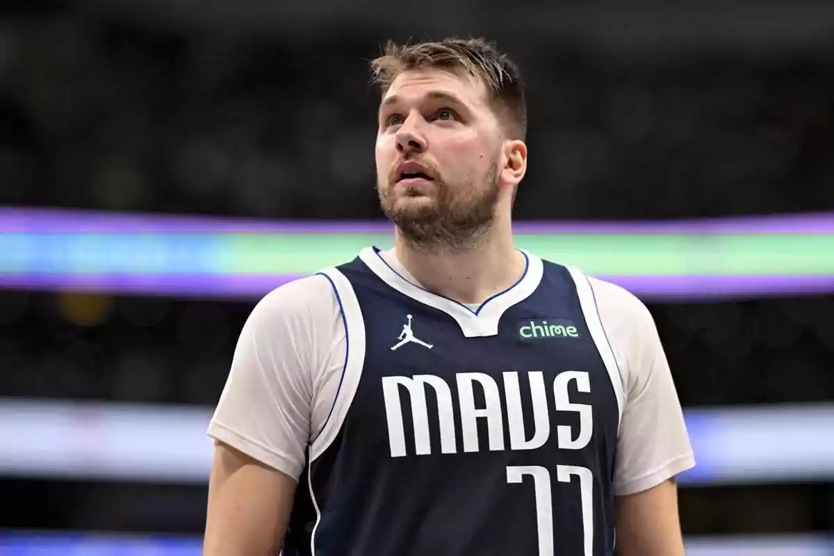 Un jugador de baloncesto con el uniforme de los Mavericks durante un partido. Un jugador de baloncesto con el uniforme de los Mavericks durante un partido.