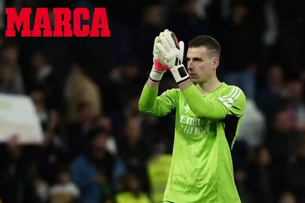 Portero de fútbol aplaudiendo con uniforme verde y guantes blancos, con el logo de MARCA en la esquina superior izquierda.