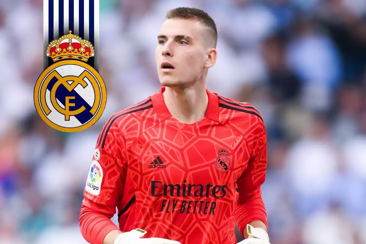 Portero del Real Madrid con uniforme rojo durante un partido, con el escudo del equipo en la esquina superior izquierda.