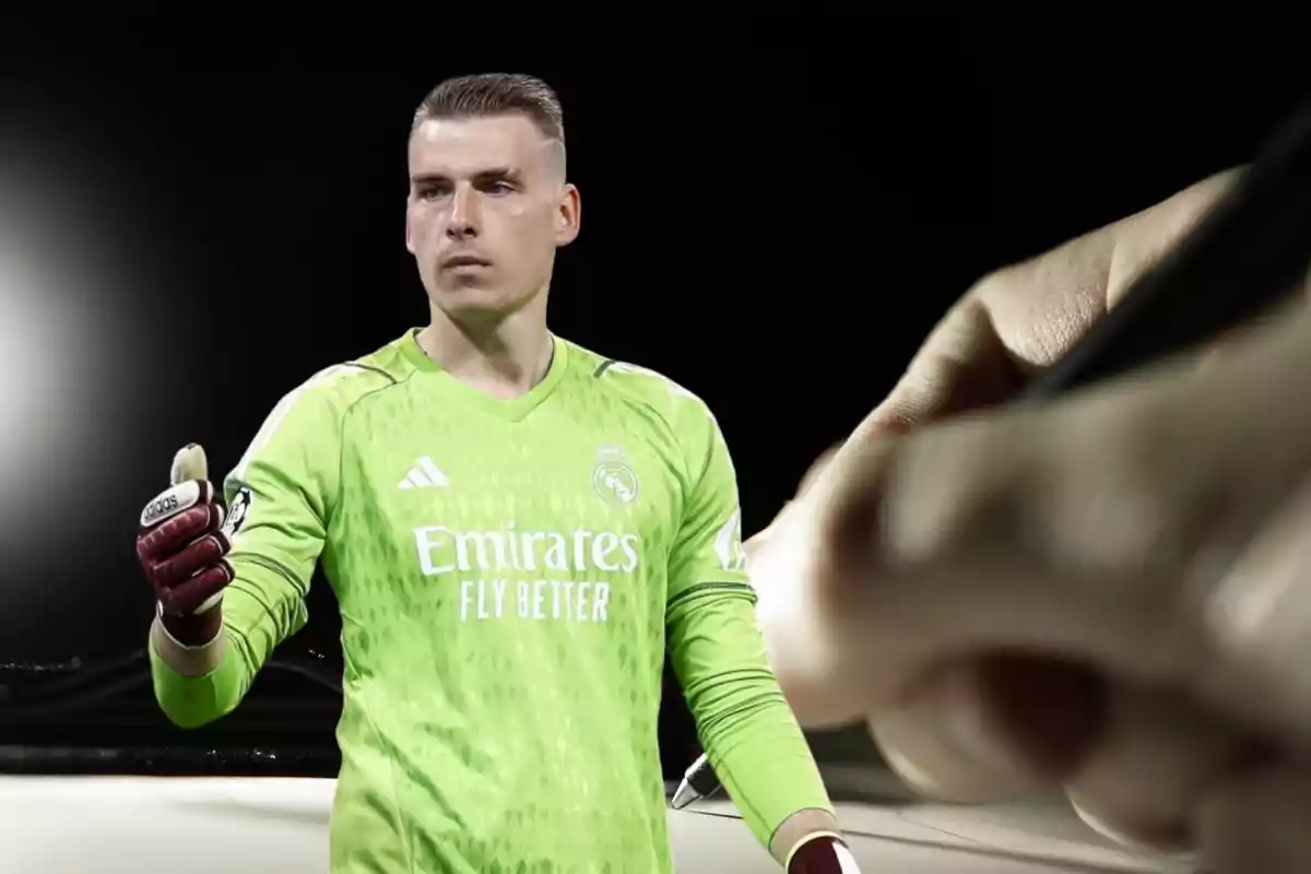 Portero de fútbol con uniforme verde del Real Madrid en un campo de juego.