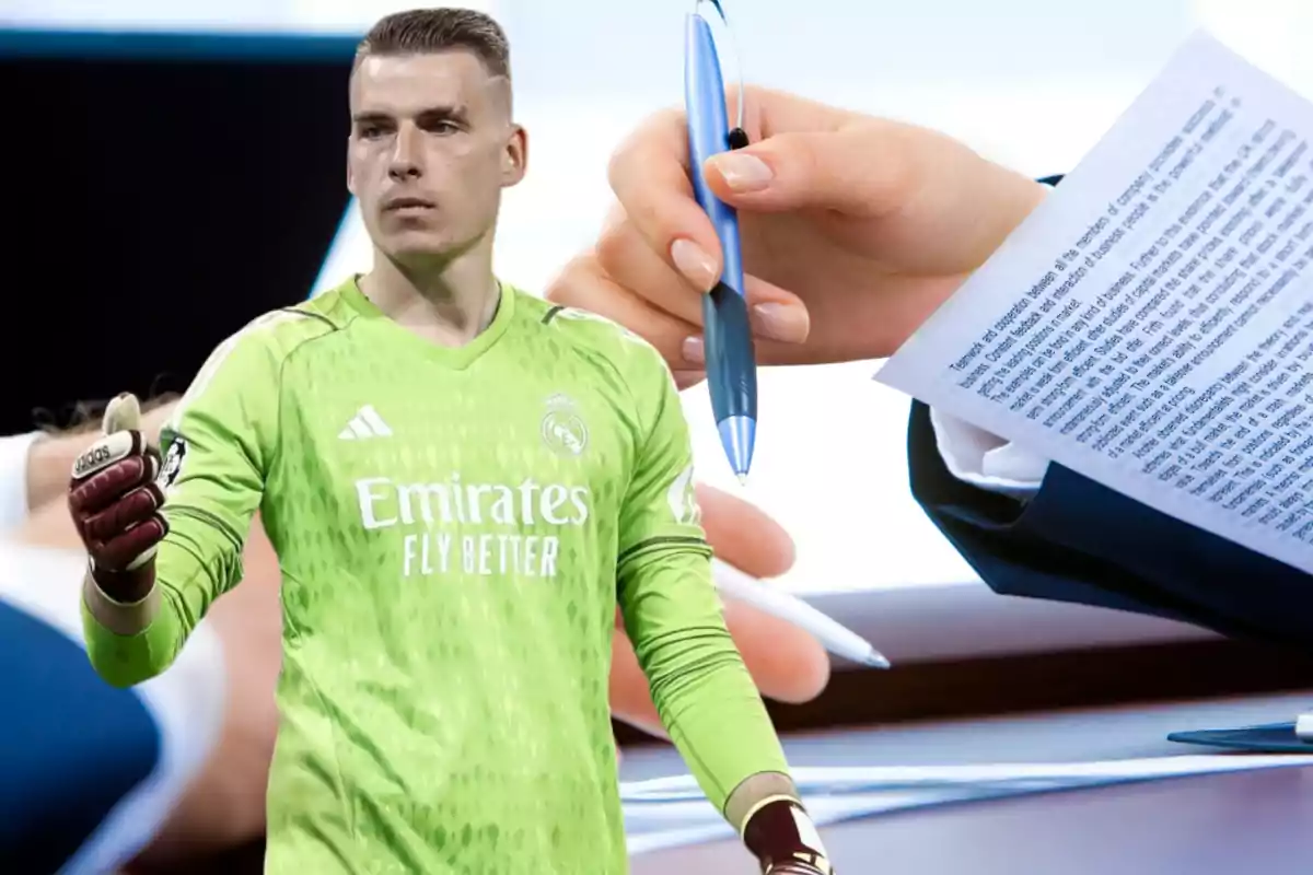 Un portero de fútbol con uniforme verde del Real Madrid aparece en primer plano, mientras en el fondo se observa una mano sosteniendo un bolígrafo y un documento.