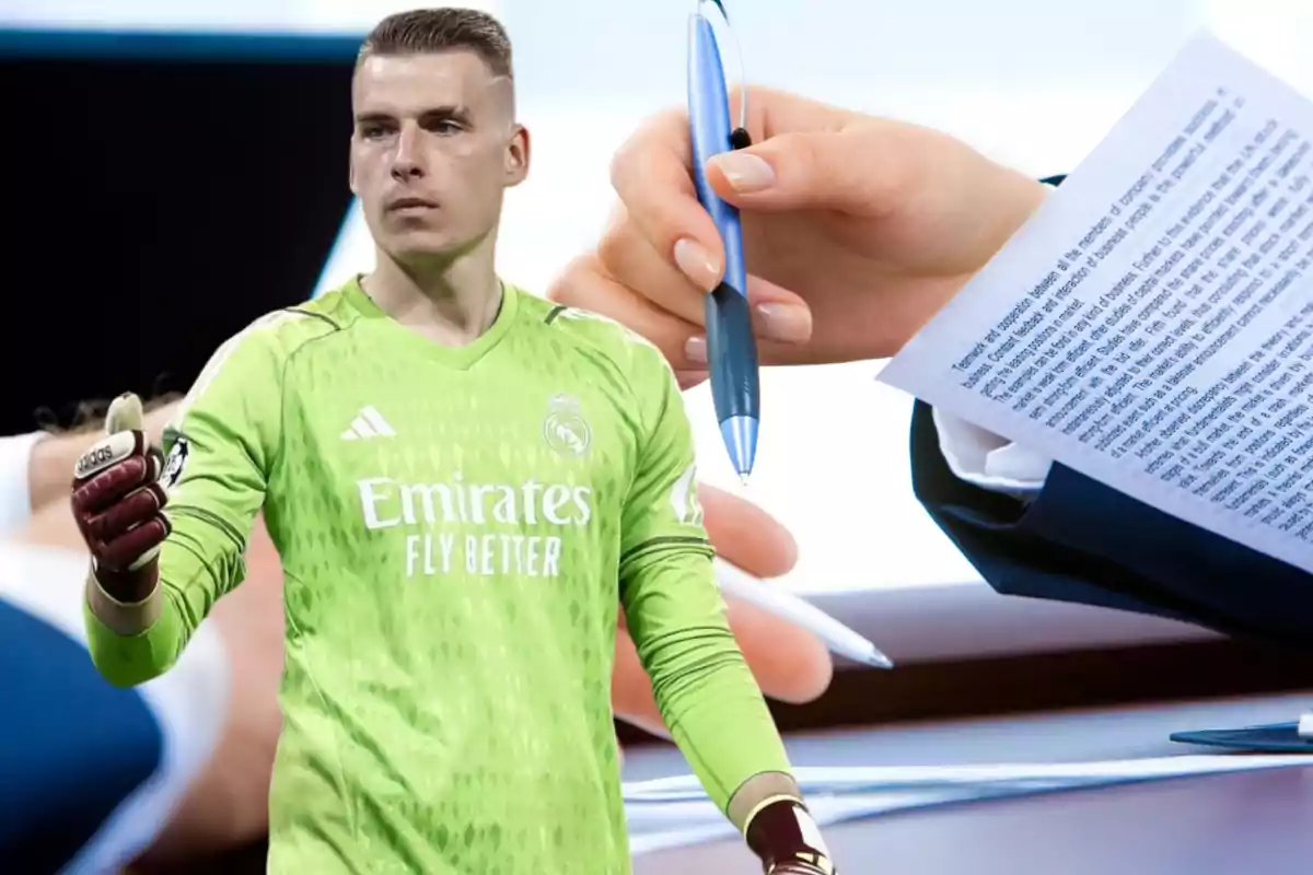 Andriy Lunin con la equipación verde de portero del Real Madrid y de fondo dos manos firmando documentos