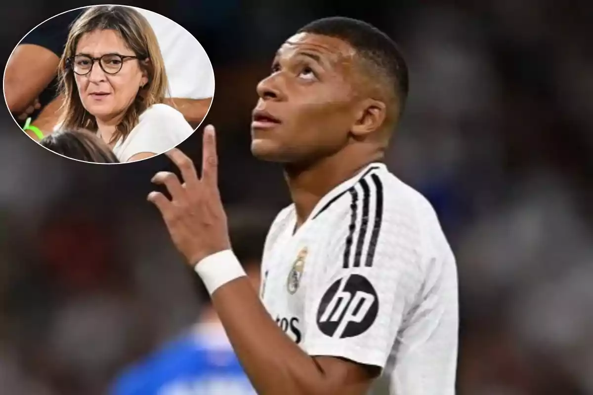 Un jugador de fútbol con uniforme blanco mira hacia arriba mientras una mujer con gafas aparece en un recuadro en la esquina superior izquierda.