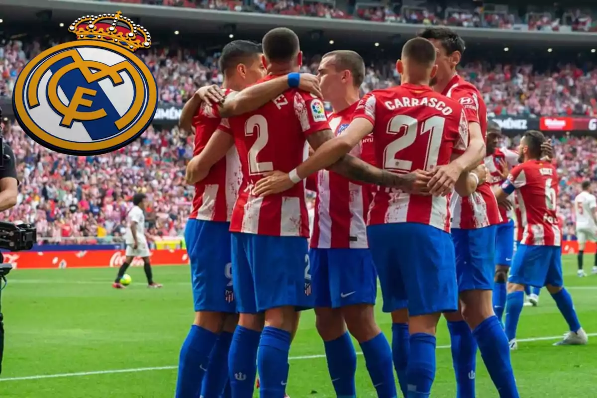 Jugadores del Atlético de Madrid celebrando un gol en el estadio, con el logo del Real Madrid superpuesto en la esquina superior izquierda.