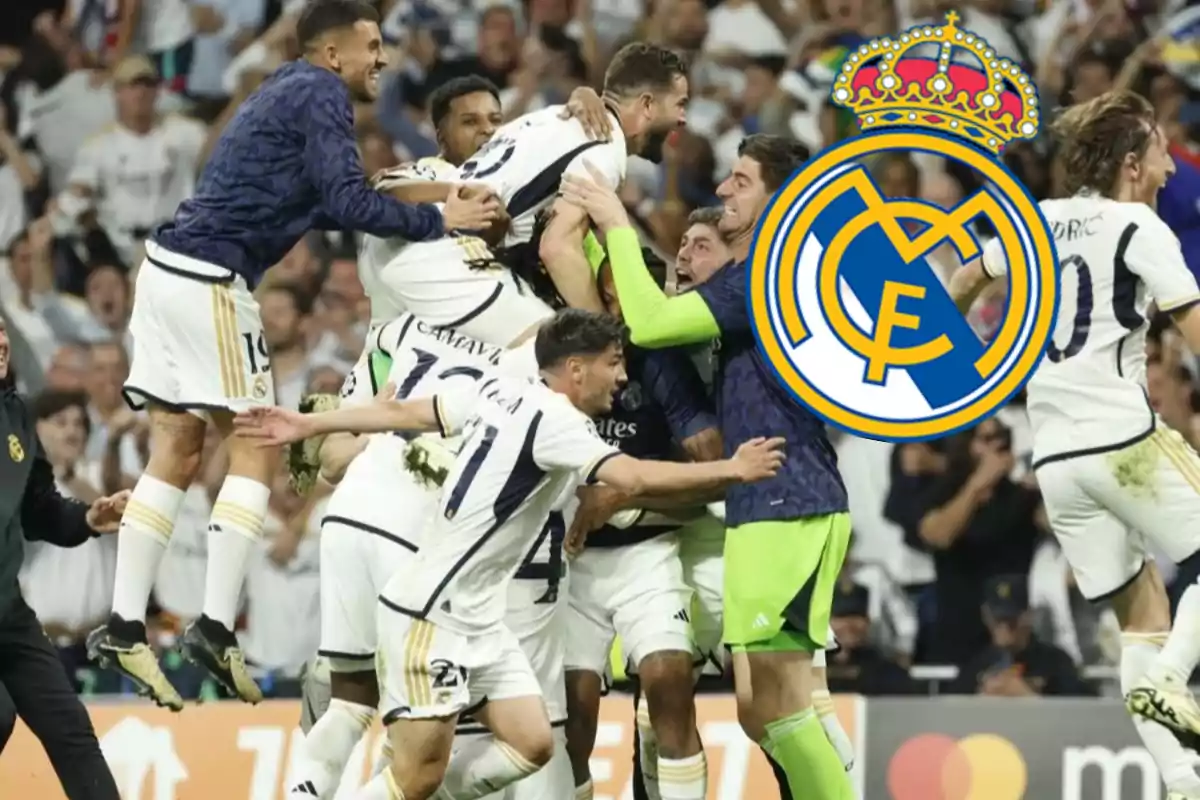 El Real Madrid celebrando un gol y un escudo del equipo al lado