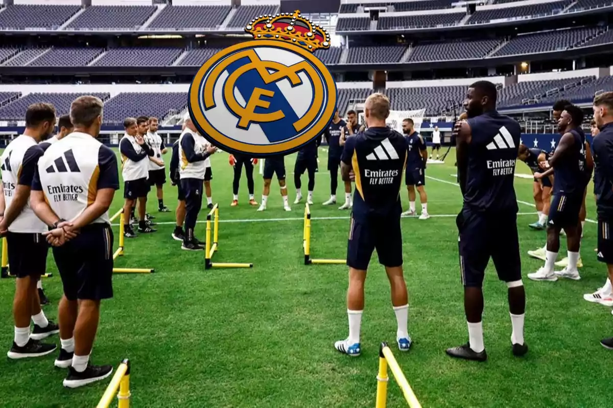 Jugadores de fútbol del Real Madrid entrenando en un estadio vacío, con el logo del equipo superpuesto en la parte superior.