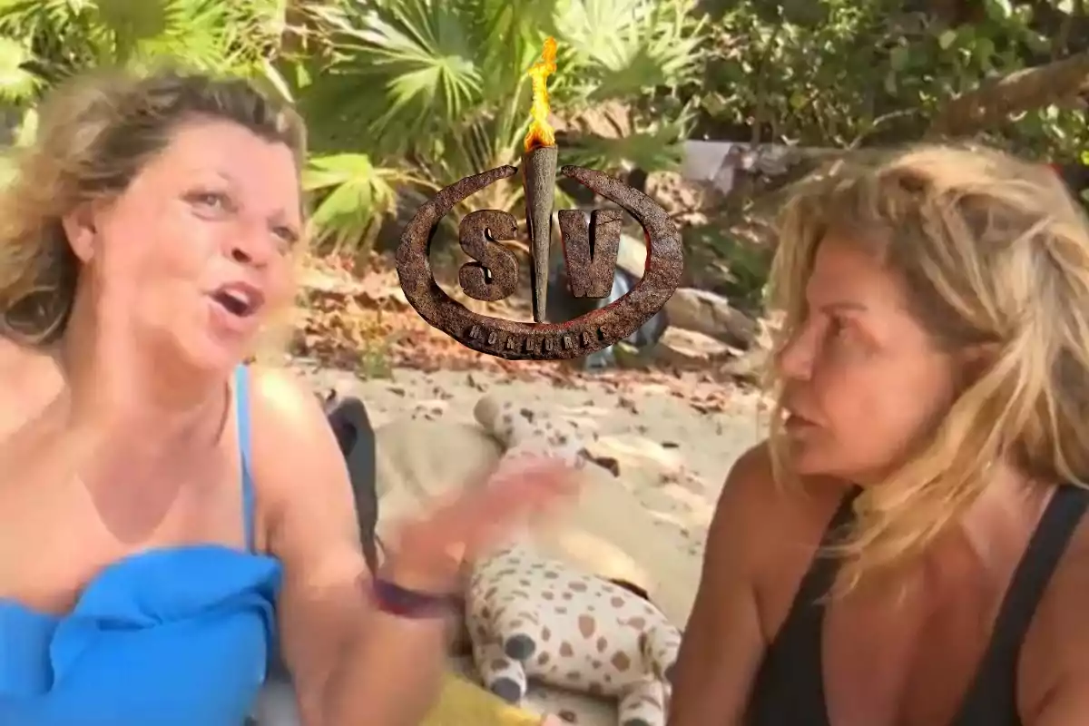 Dos mujeres conversan sentadas en la playa con vegetación de fondo y el logo de un reality show superpuesto en el centro
