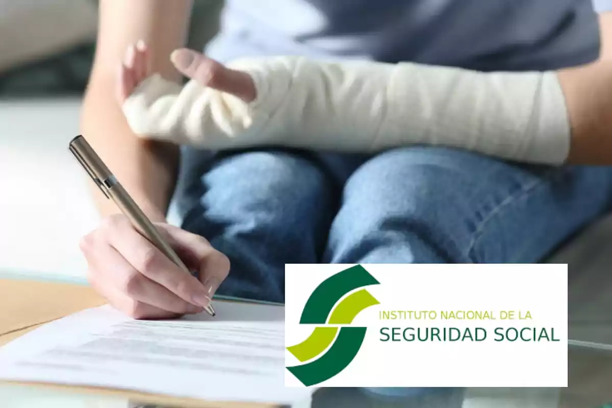 Persona con brazo enyesado firmando un documento junto al logo del Instituto Nacional de la Seguridad Social.