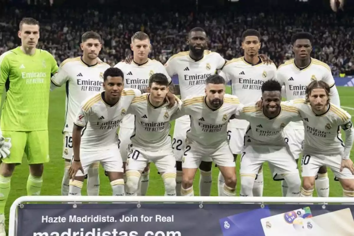 Jugadores del Real Madrid posando para una foto de equipo antes de un partido.