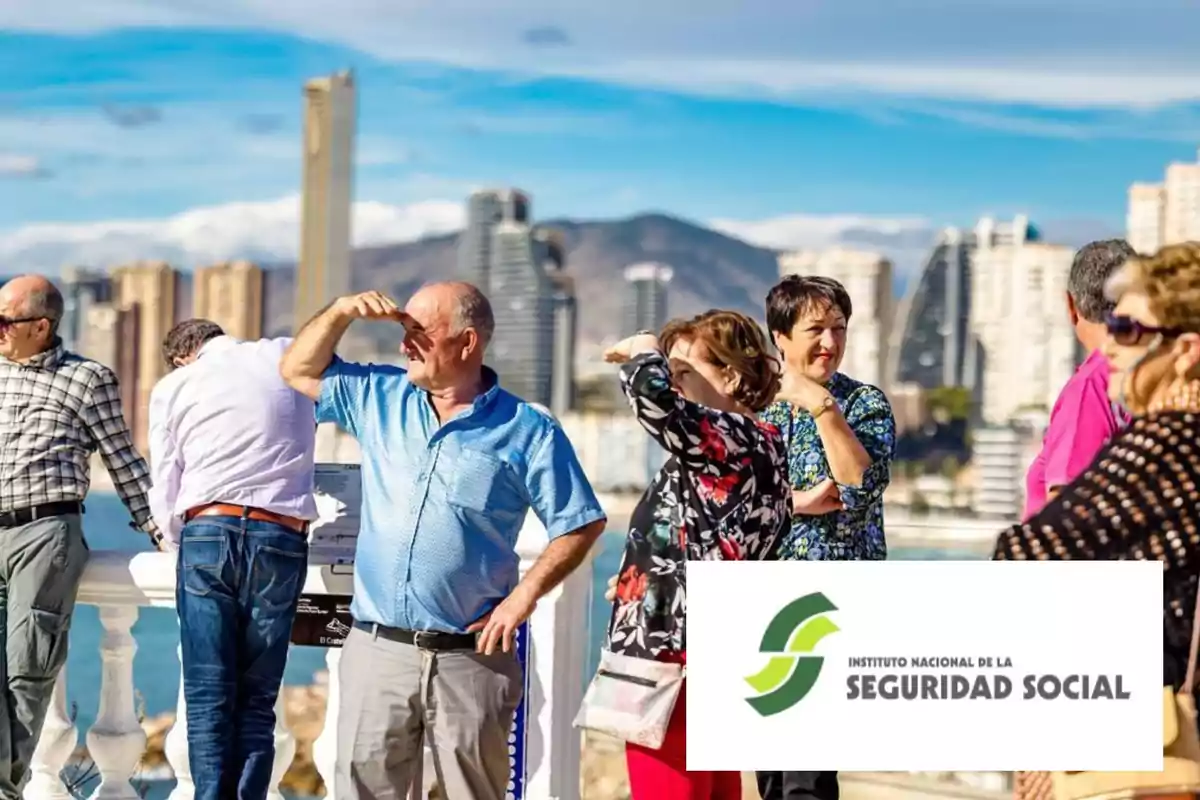 Personas mayores disfrutando de una vista panorámica en una ciudad con edificios altos y el logo del Instituto Nacional de la Seguridad Social.