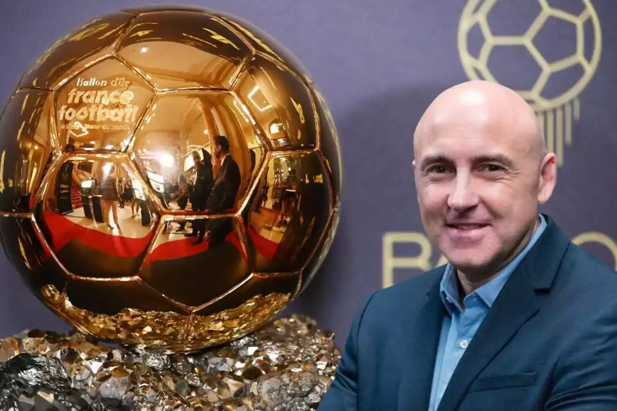 Un hombre calvo con traje sonríe junto a un trofeo del Balón de Oro.