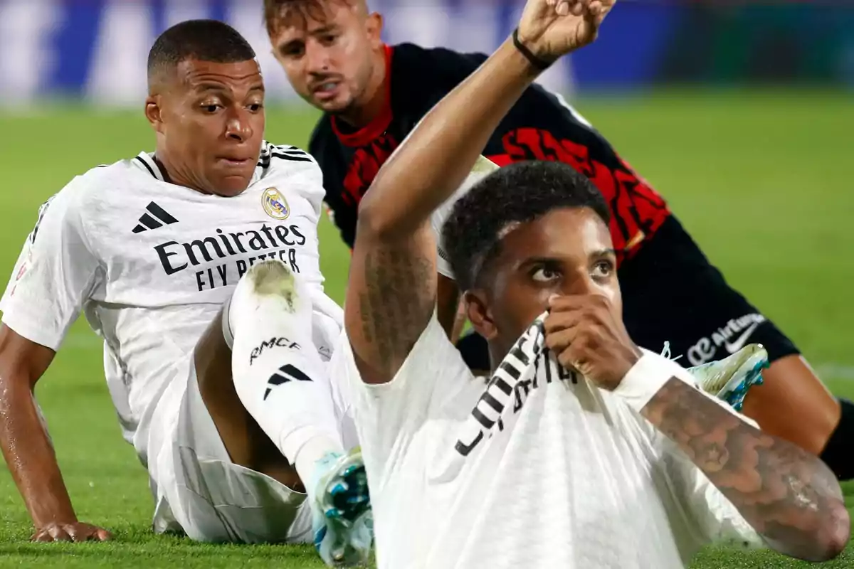 Jugadores de fútbol en acción durante un partido, uno de ellos celebrando un gol.