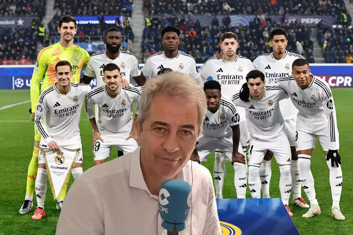 Un grupo de jugadores de fútbol del Real Madrid posando en el campo con un hombre sosteniendo un micrófono en primer plano.