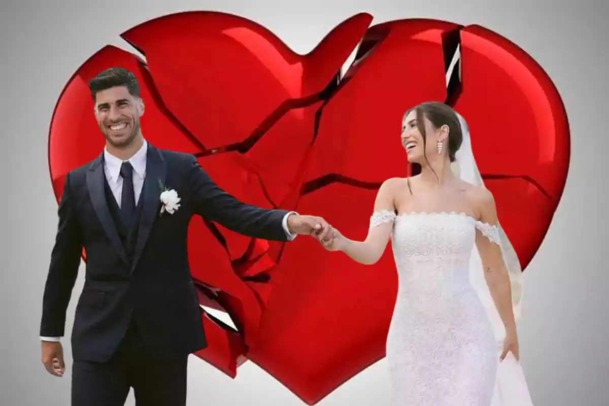 Marco Asensio y Sandra Garal vestidos de novios y agarrándose de la mano, de fondo un enorme corazón rojo hecho pedazos