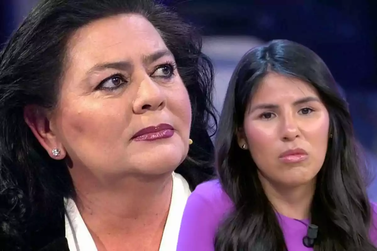 Dos mujeres con expresiones serias en un programa de televisión.