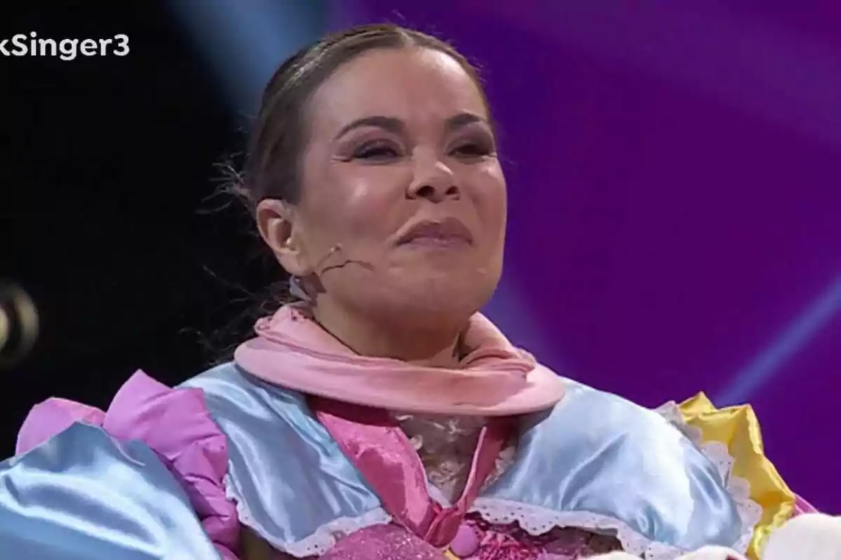 María José Campanario con un disfraz colorido y un micrófono en el escenario de Mask Singer. María José Campanario con un disfraz colorido y un micrófono en el escenario de Mask Singer.
