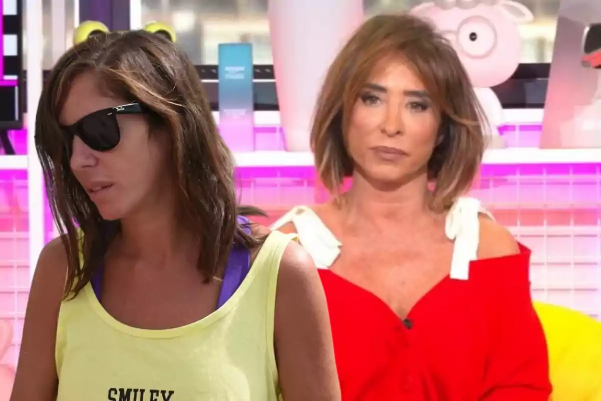 Dos mujeres en un entorno colorido, una lleva gafas de sol y camiseta amarilla, la otra viste de rojo y está en un estudio.