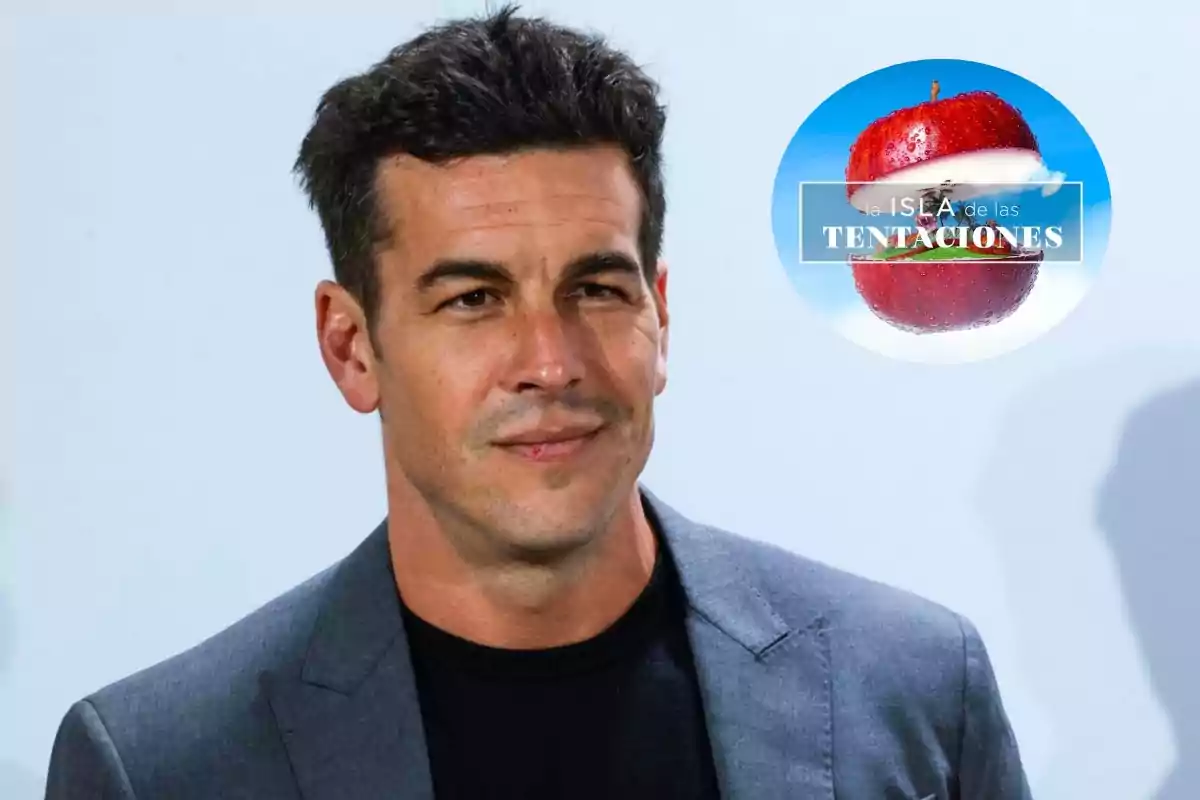 Un hombre con traje gris oscuro y camiseta negra está de pie frente a un fondo claro; a su lado hay una imagen de una manzana roja con el texto "La Isla de las Tentaciones".