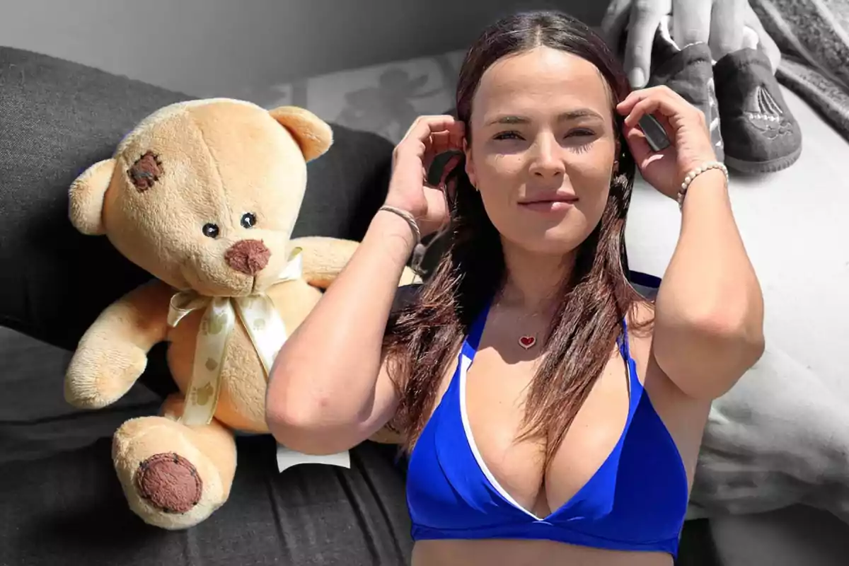 Mujer con bikini azul posando frente a un fondo que incluye un oso de peluche y una imagen en blanco y negro de un embarazo.