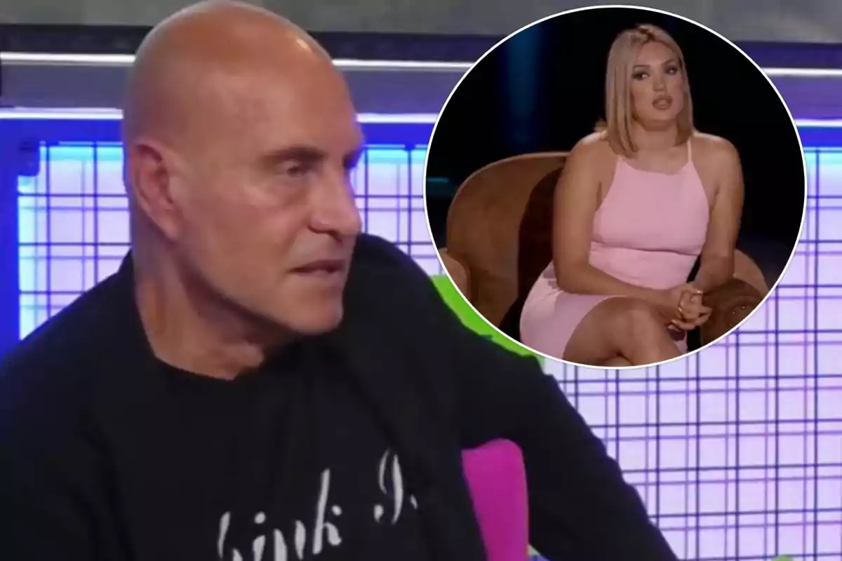 Un hombre calvo con una camiseta negra está sentado en un estudio de televisión, mientras que en un recuadro se muestra a una mujer con un vestido rosa sentada en una silla.