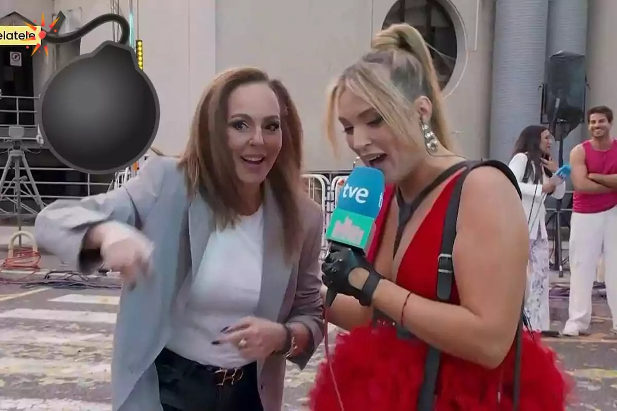 Dos personas están participando en una entrevista al aire libre, una de ellas sostiene un micrófono de un canal de televisión.