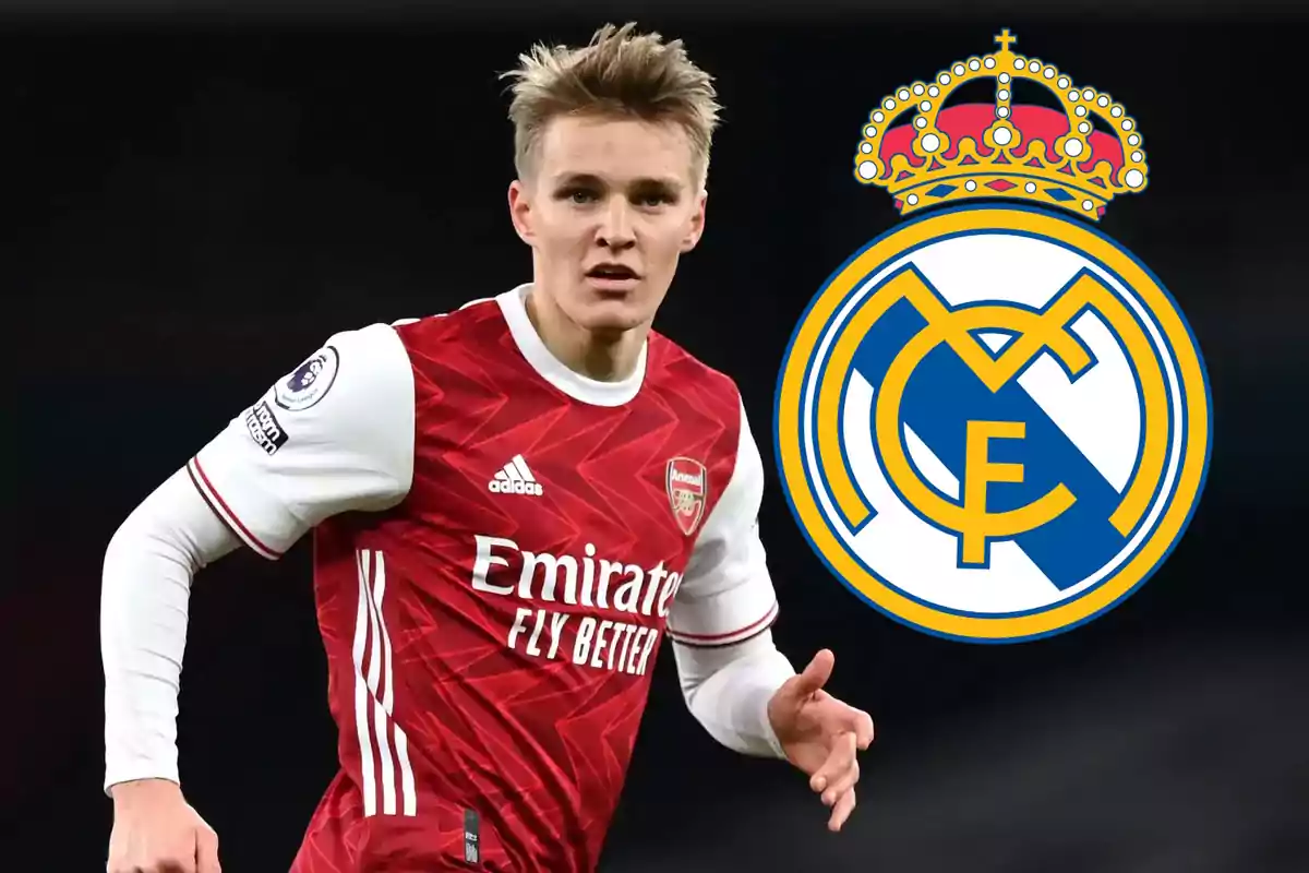 Martin Odegaard con el logo del Real Madrid en el fondo.