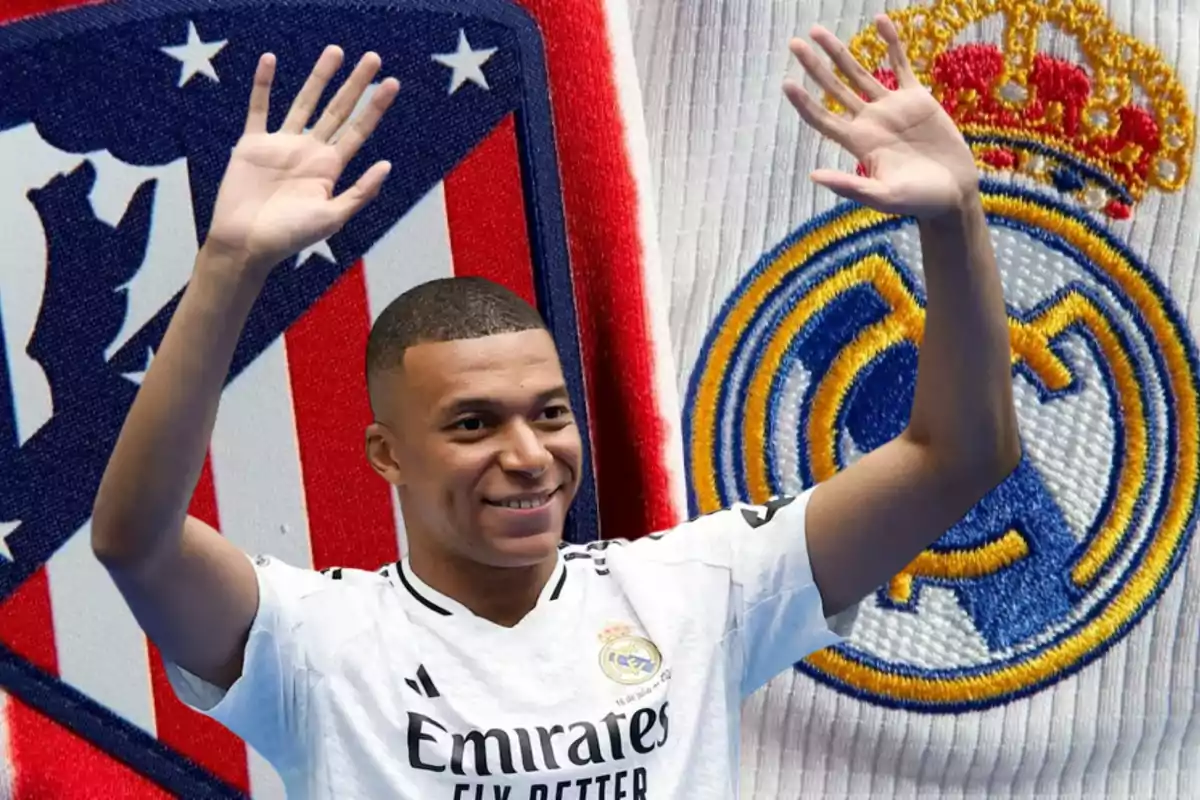 Un jugador de fútbol con la camiseta del Real Madrid levantando las manos, con los escudos del Atlético de Madrid y del Real Madrid de fondo.