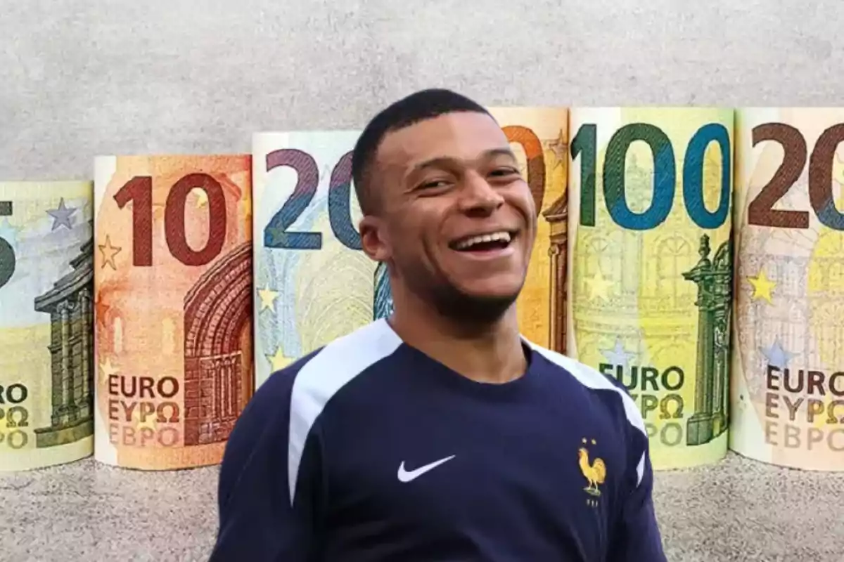 Un jugador de fútbol sonriente con un uniforme azul oscuro de la selección francesa, frente a billetes de euro de diferentes denominaciones.