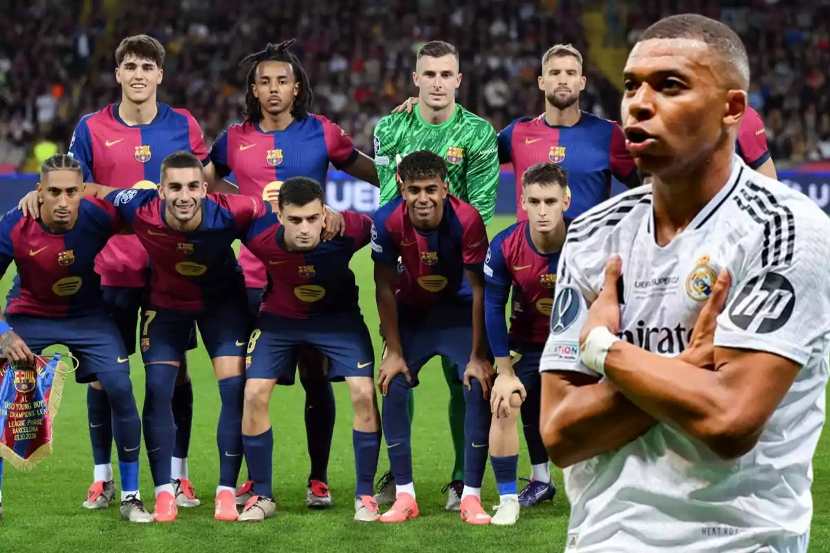 Un equipo de fútbol posando en el campo con un jugador de otro equipo en primer plano.