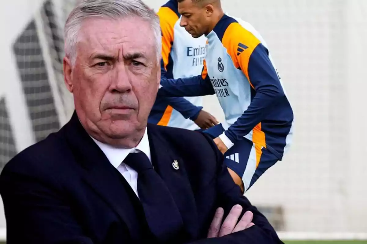 Un hombre de traje con expresión seria en primer plano y dos jugadores de fútbol entrenando en el fondo.