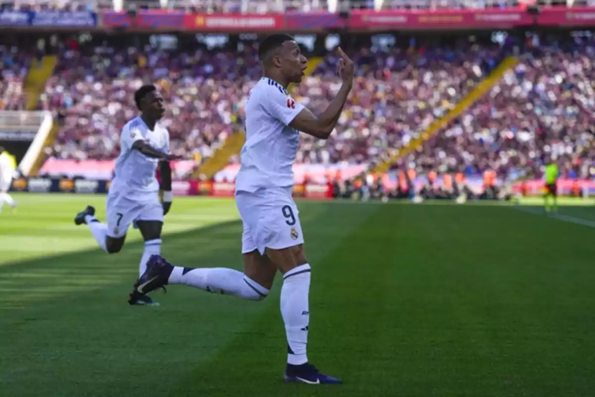 Dos jugadores de fútbol celebran un gol en un estadio lleno de espectadores. Dos jugadores de fútbol celebran un gol en un estadio lleno de espectadores.