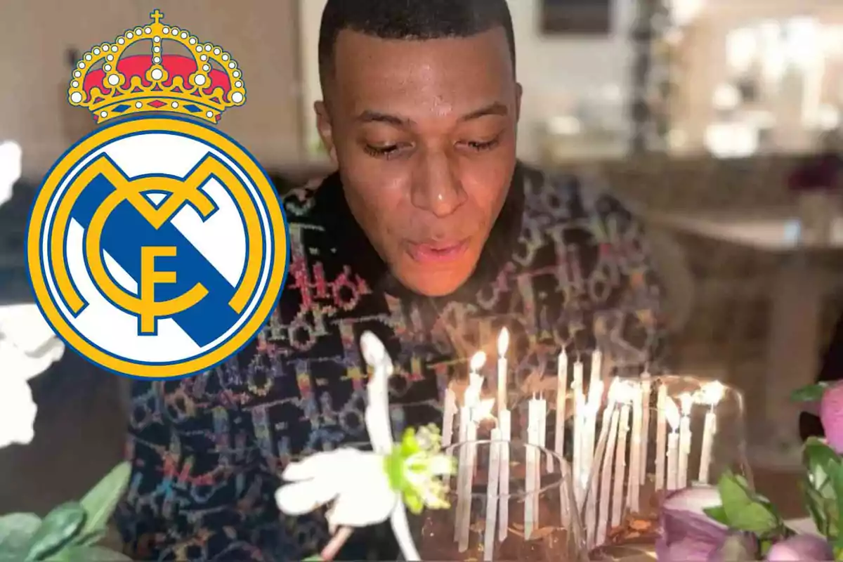 Un hombre sopla las velas de un pastel de cumpleaños mientras el escudo del Real Madrid aparece en la imagen.