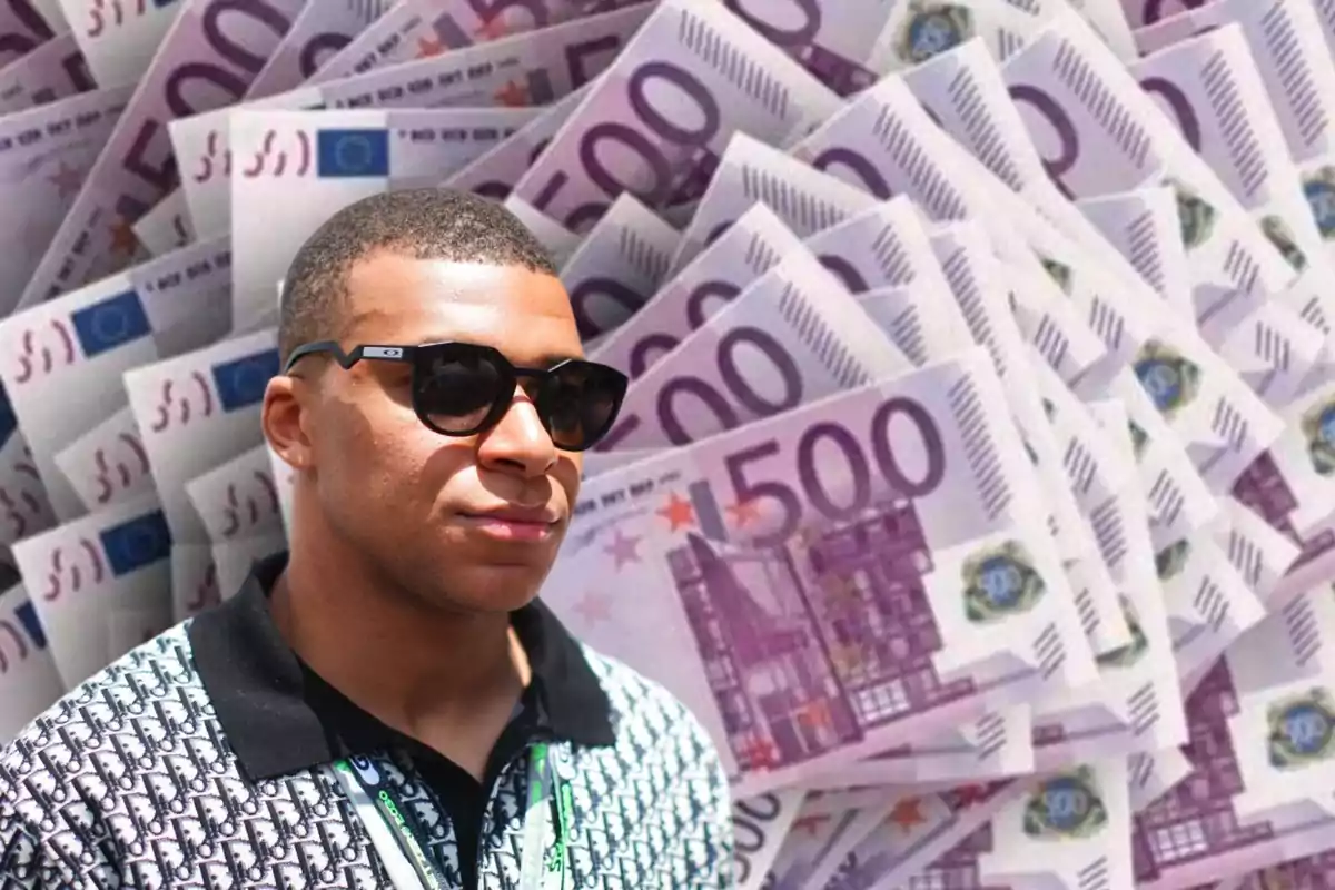 Un hombre con gafas de sol y una camisa estampada está frente a un fondo de billetes de 500 euros.