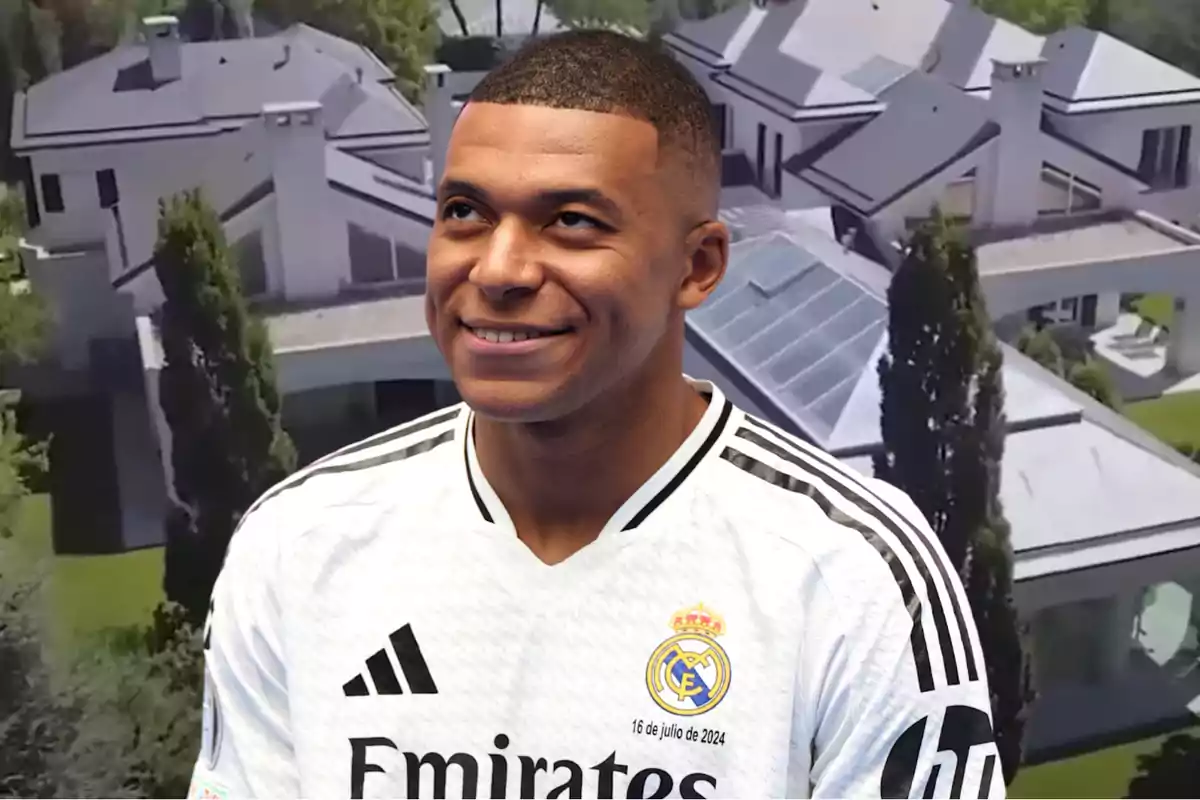 Mbappé frente a una casa grande y moderna.