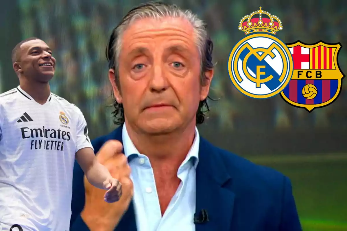 Un hombre en un estudio de televisión con un jugador de fútbol y los escudos del Real Madrid y Barcelona.