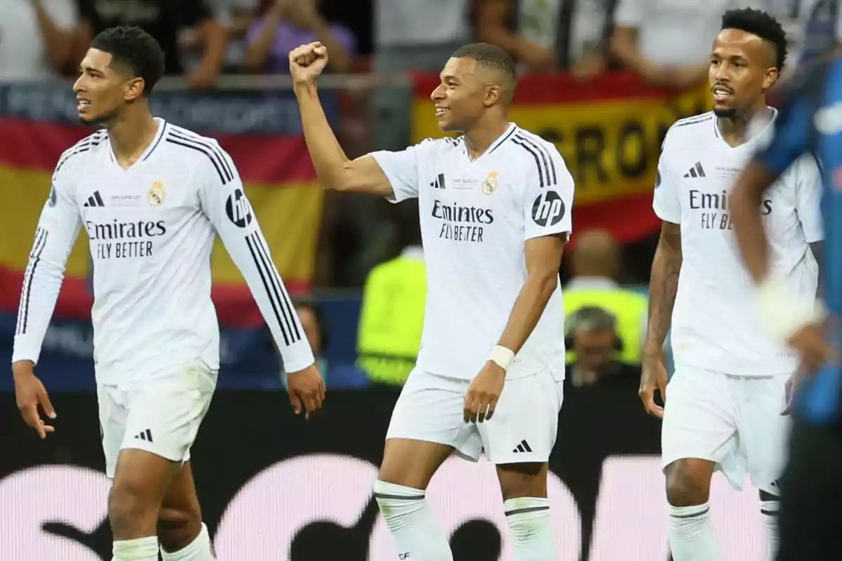 Jugadores del Real Madrid celebrando en el campo durante un partido.