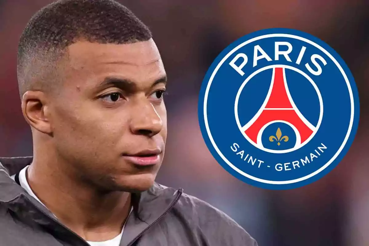 Jugador de fútbol con el logo del Paris Saint-Germain al fondo.