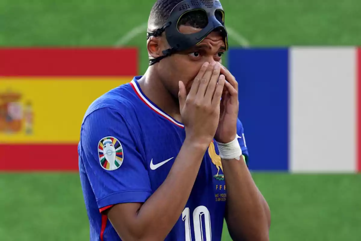 Mbappé con Francia; al fondo se ven las banderas de España y Francia.