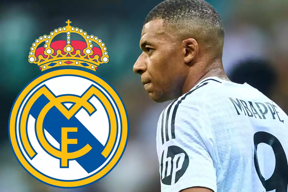 Un jugador de fútbol con una camiseta blanca y el nombre "Mbappé" en la espalda, junto al escudo del Real Madrid.